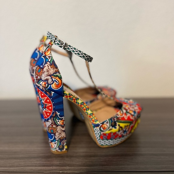 Platform Sandals - Picture 2 of 11